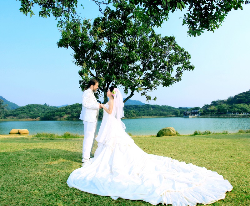Super long bridal train at My Big Fat Guangdong Wedding