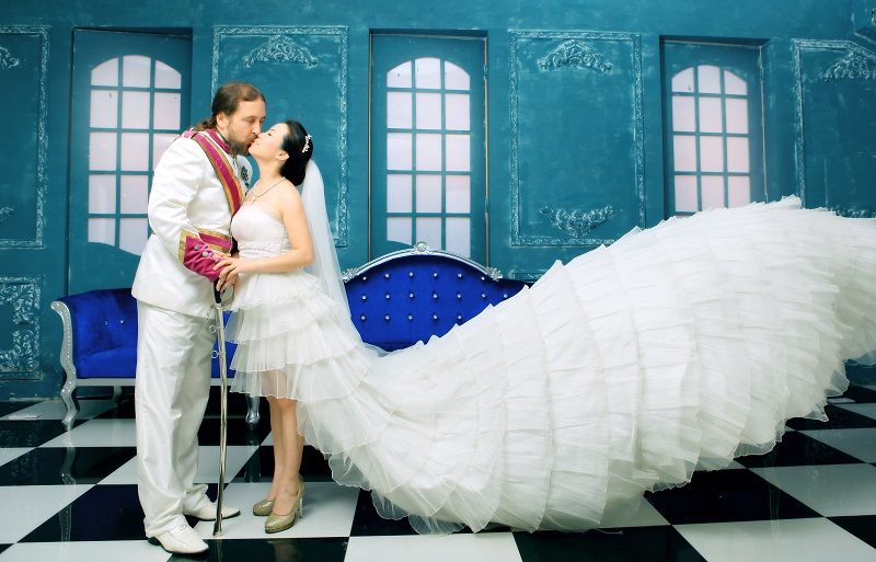 A proper wedding photo shoot kiss.