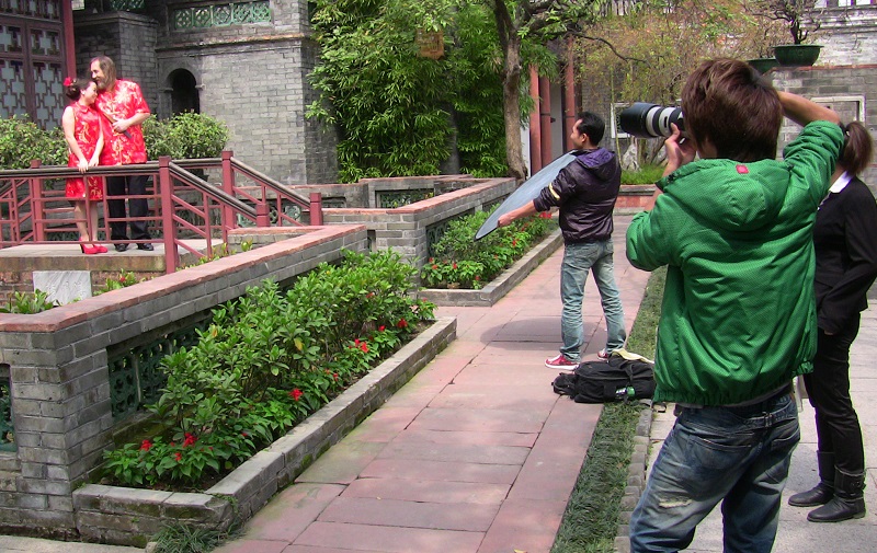 Every wonder how to spy on a wedding photo shoot?