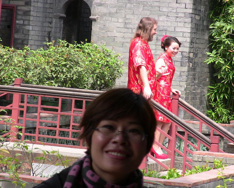 If you are spying on a wedding photo shoot, this is not how it is done.