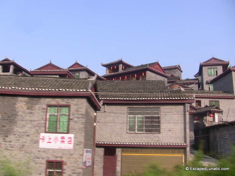 Buildings in the countryside between Fenghuang and Tongren